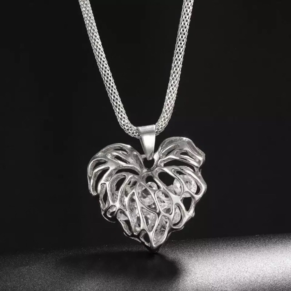 Heart Necklace W/Floating Crystals.